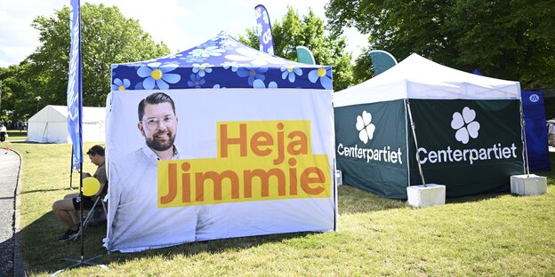 Zelt mit einem Porträt von Akesson Zelt mit einem Porträt von Akesson