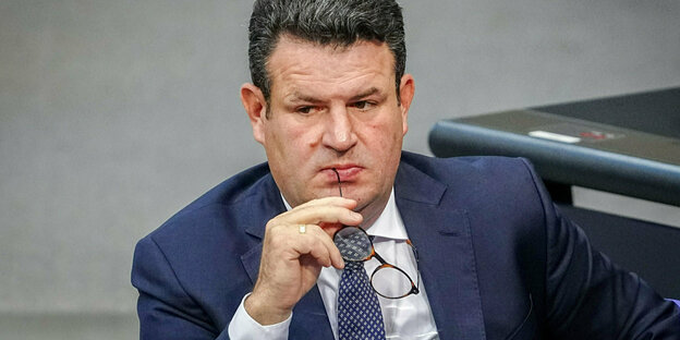 Hubertus Heil (SPD), Bundesminister für Arbeit und Soziales, schaut nachdenklich Hubertus Heil (SPD), Bundesminister für Arbeit und Soziales, schaut nachdenklich