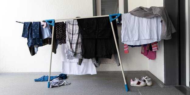 Ein Wäscheständer Ein Wäscheständer