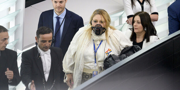 Eine Frau sorgt für einen Zwischenfall im EU-Parlament in Straßburg, indem sie während der Rede von Ursula von der Leyen CDU einen Maulkorb aufsetzte und nach Zwischenrufen von Ordnern aus dem Saal geführt wird Eine Frau sorgt für einen Zwischenfall im EU-Parlament in Straßburg, indem sie während der Rede von Ursula von der Leyen CDU einen Maulkorb aufsetzte und nach Zwischenrufen von Ordnern aus dem Saal geführt wird