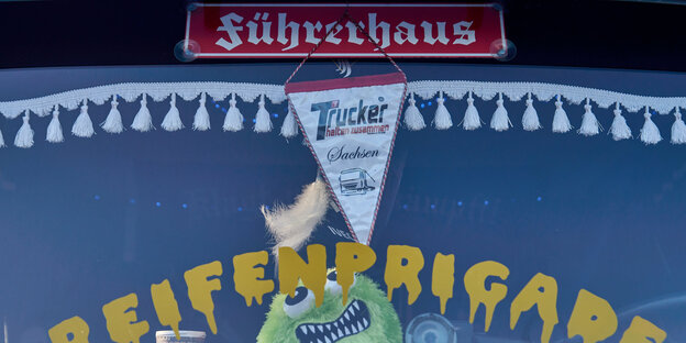 "Führerhaus": roter Schriftzug auf der Frontscheibe eines LKWs "Führerhaus": roter Schriftzug auf der Frontscheibe eines LKWs