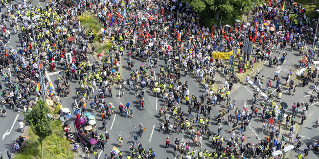 Luftbild einer demonstrierenden Menschenmenge Luftbild einer demonstrierenden Menschenmenge