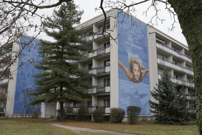 Ein Wohnblock mit dem gemälde einer schwimmenden frau