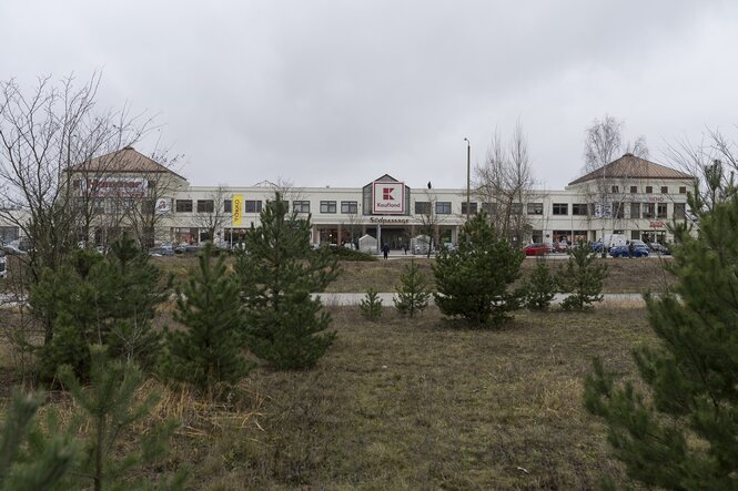 Das Einkaufszentrum "Kaufland" hinter einer Brachfläche