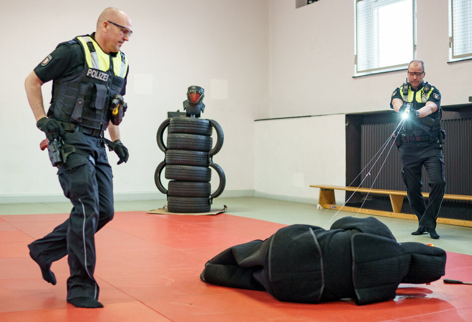 Fachtagung zu Elektroschockern: Der Taser kann die Pistole nicht ersetzen