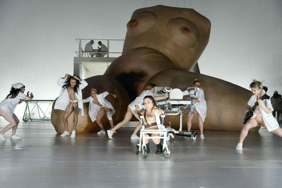 Neue Holzinger Inszenierung: Frankenstein stelzt durch die Scheiße