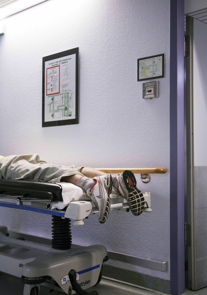 Eine Person liegt auf einem Notfallbett im Krankenhaus