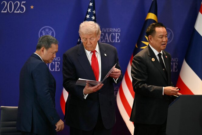 Trump liest bei einer Veranstaltung in Unterlagen.