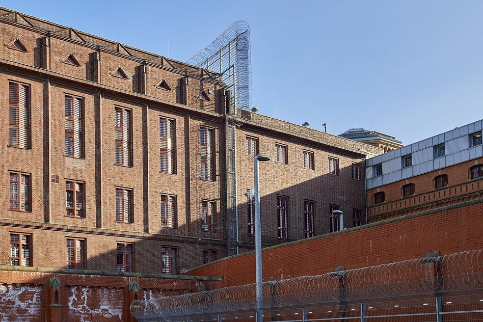 Gefesselten U-Häftling geschlagen: Gefängniswärter vor Gericht