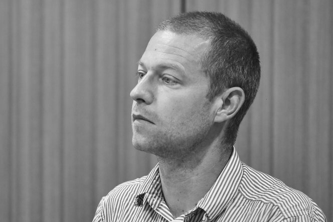 Porträt von Anwalt Lukas Theune.