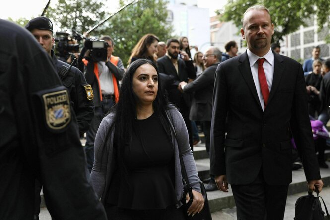 Zwei Personen vor dem Münchner Oberlandesgericht