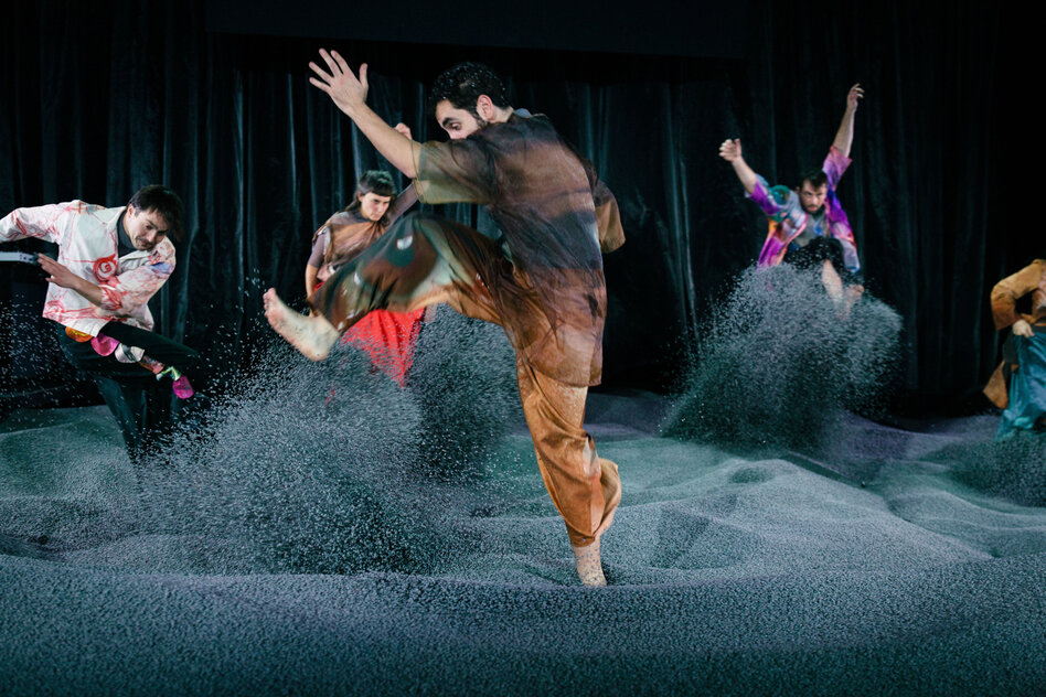 Amir Gudarzi-Roman in Wien inszeniert: In einem Meer aus Styropor versinken