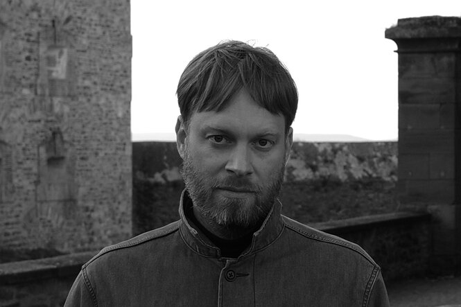 Hendrik Otremba vor einem alten Haus