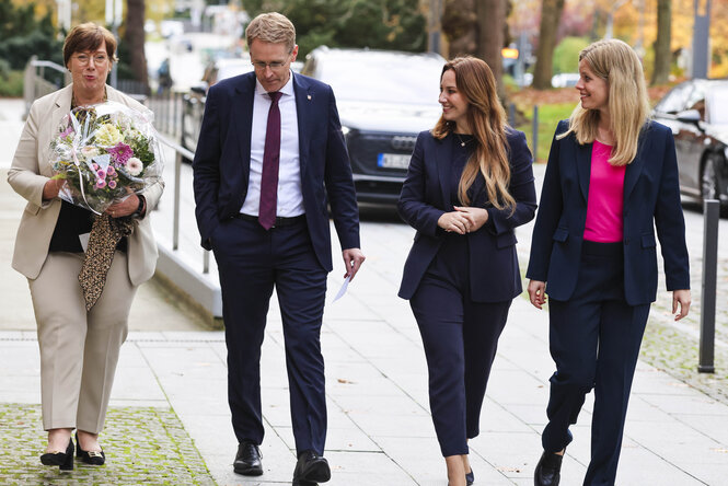 Sabine Sütterlin-Waack (l-r, CDU), Ministerin für Inneres, ländliche Räume und Integration, Daniel Günther (CDU), Ministerpräsident von Schleswig-Holstein, Innenstaatssekretärin Magdalena Finke (CDU) und Cornelia Schmachtenberg (CDU) sind auf dem Weg zu einem Pressetermin.
