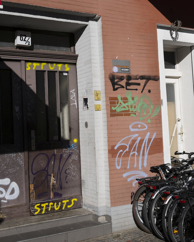 Eingangstür eines Mietshauses.