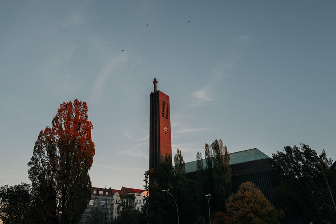 Eine Kirche in der Abenddämmerung