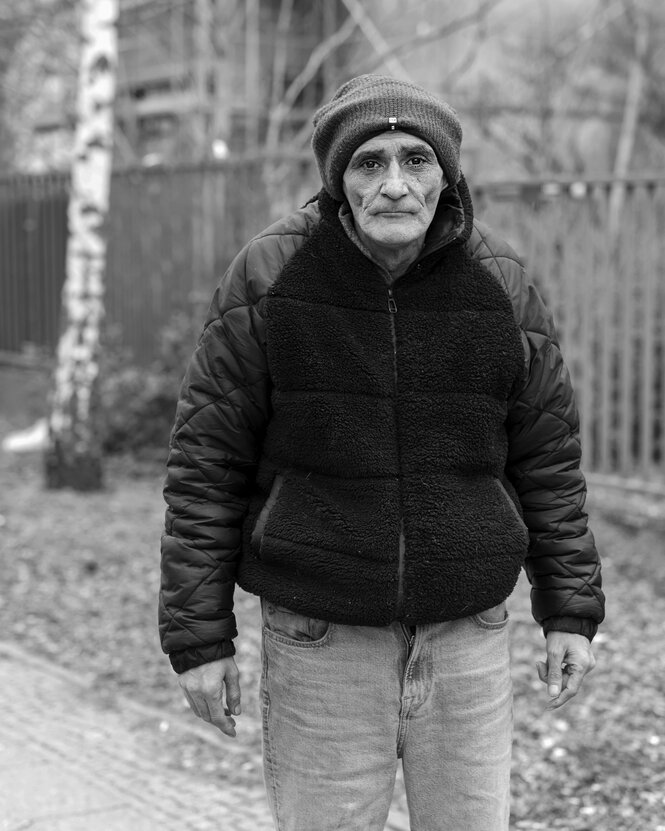 Eine Person vor Bäumen.