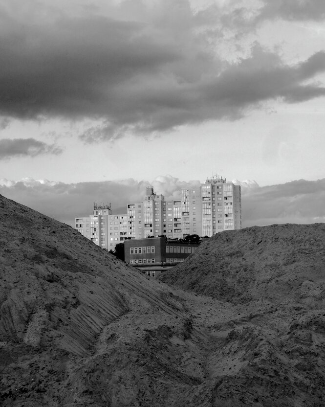 Hochhäuser hinter Sandbergen.