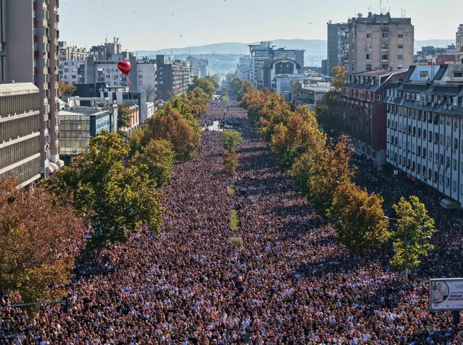 EinLuftbild zeigt eine sehr große Demonstration
