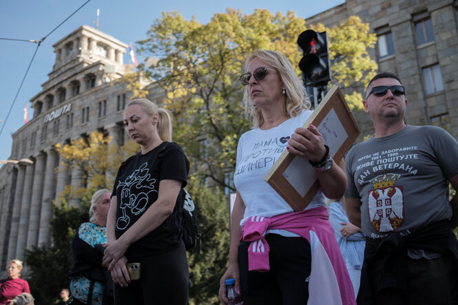 Personen schweigen während einer Gedenkminute