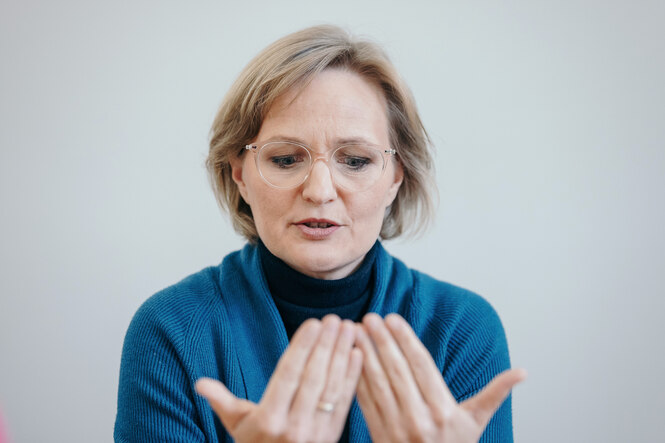 Franziska Brantner schaut im Gespräch auf ihre Hände