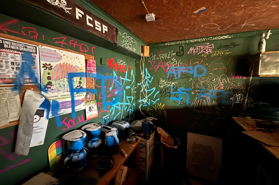 Rechter Angriff auf Jugendhaus: Hakenkreuze und AfD-Tags