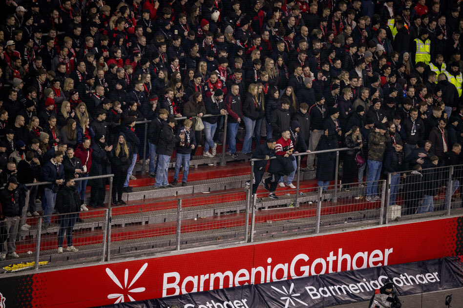 Detailblick auf den Bundesliga-Fußball: Solidarität unter Gegnern