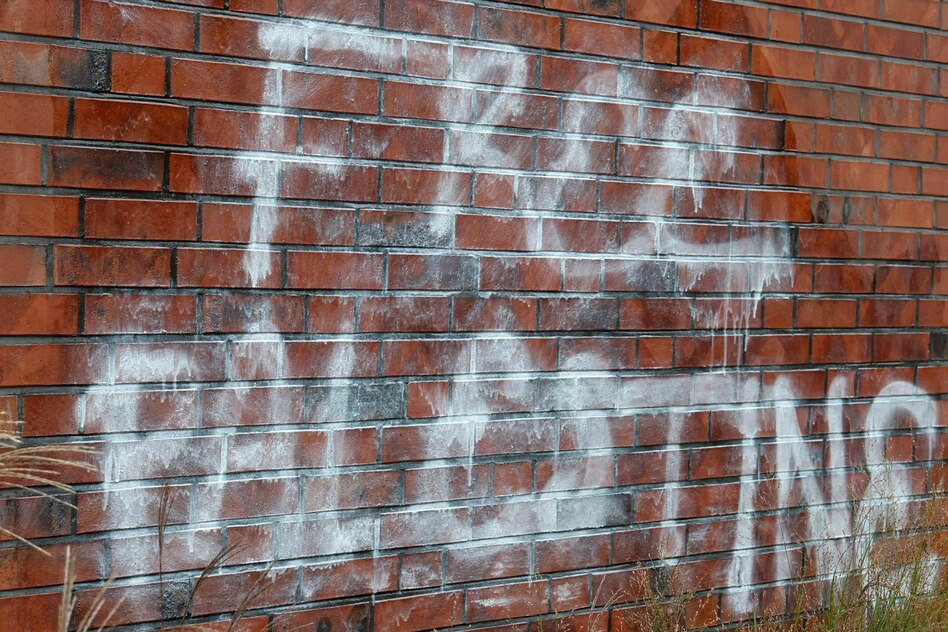 Leipziger Theaterhaus beschmiert: Politische Parolen in roter Farbe