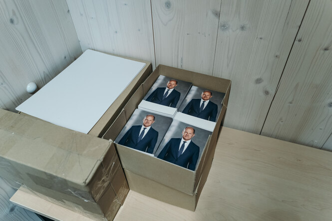 Eine Kiste mit Broschüren mit dem Bild eines Mannes