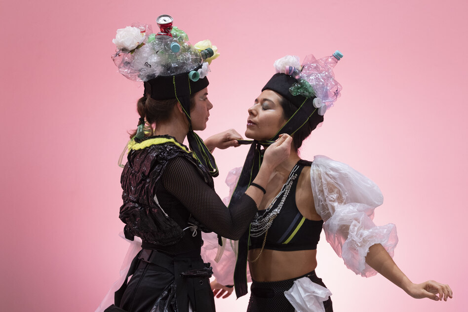 Trachten-Performance in Hamburg: Ermattet wirkender Kunststoff raschelt als Rüschenärmel