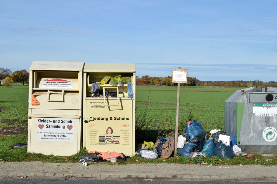 Umgang mit Alttextilien: Die Kosten alter Jeans und Pullis