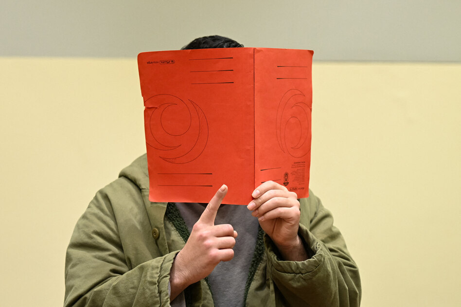 Anschlag auf Verdi-Demo in München: Angeklagter zeigt Tauhīd-Finger vor Gericht