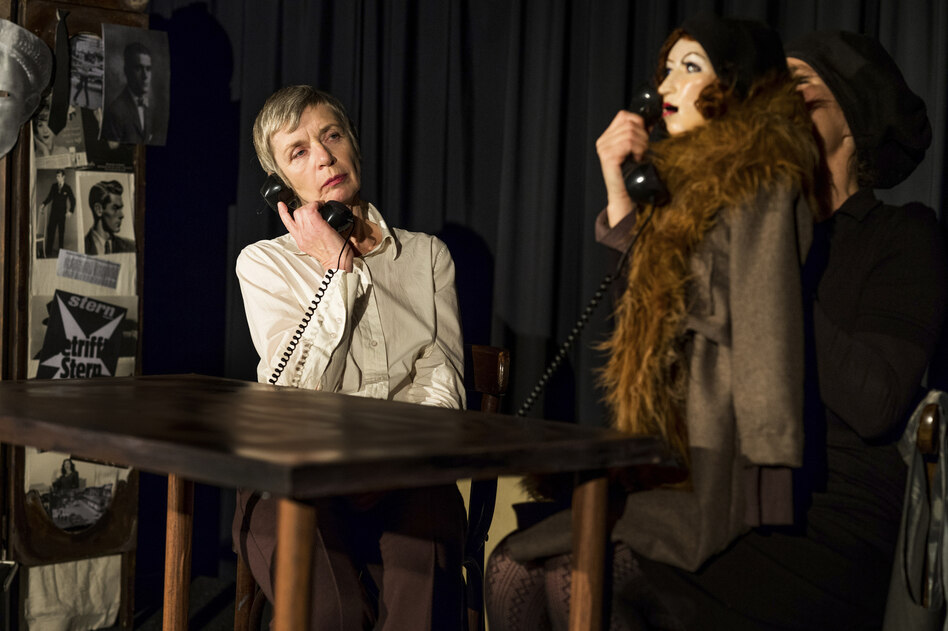 „Kunstseidenes Mädchen“ mit Puppen: Trügerische Selbstbestimmung