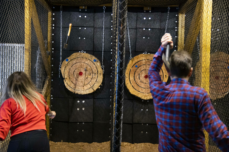 Naturtalent in einem Wurfsport: Nonchalant am Äxte werfen