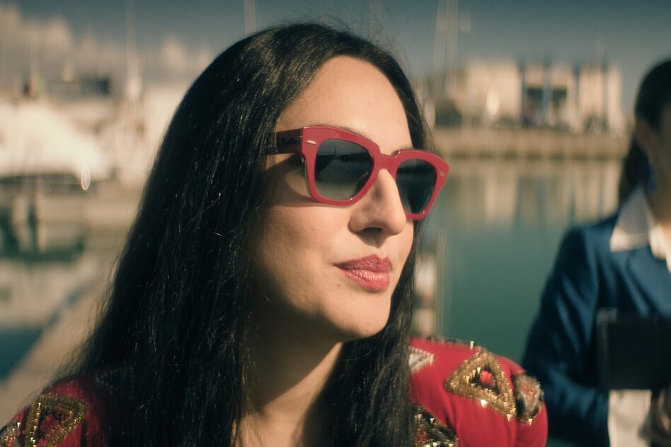 Serie „Take the Money and Run“: Glitzerkleid und Finanzbetrug