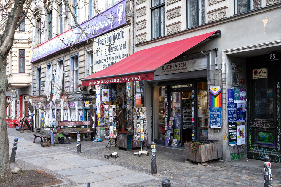 Buchladen „Zur schwankenden Weltkugel“: Revolutionen aus der Kiste für zwei Euro