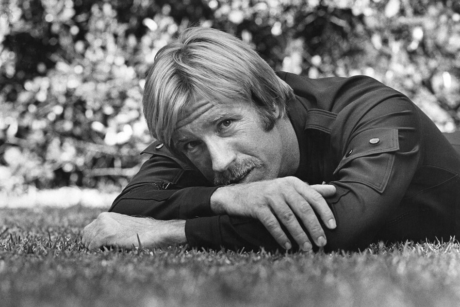 Chuck Norris ist tot: Der einen Nachruf auf den Tod schreibt