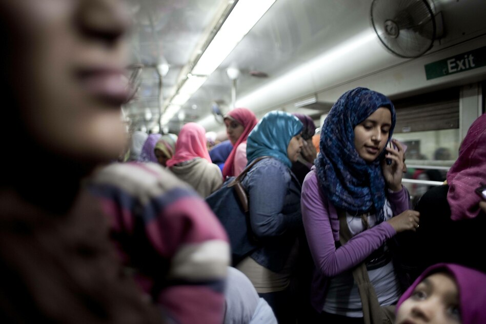 Fahrt im Frauen-Zugabteil in Kairo: Safe Space auf Schienen