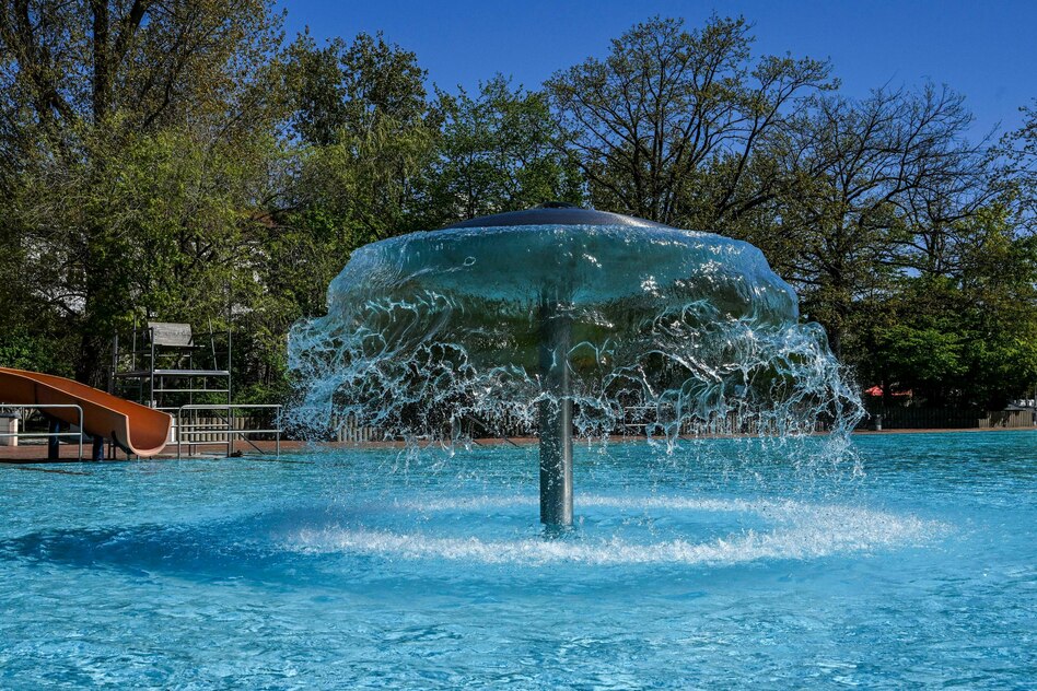 Freibadsaison startet: Die Sonne scheint über Berlins Bädern