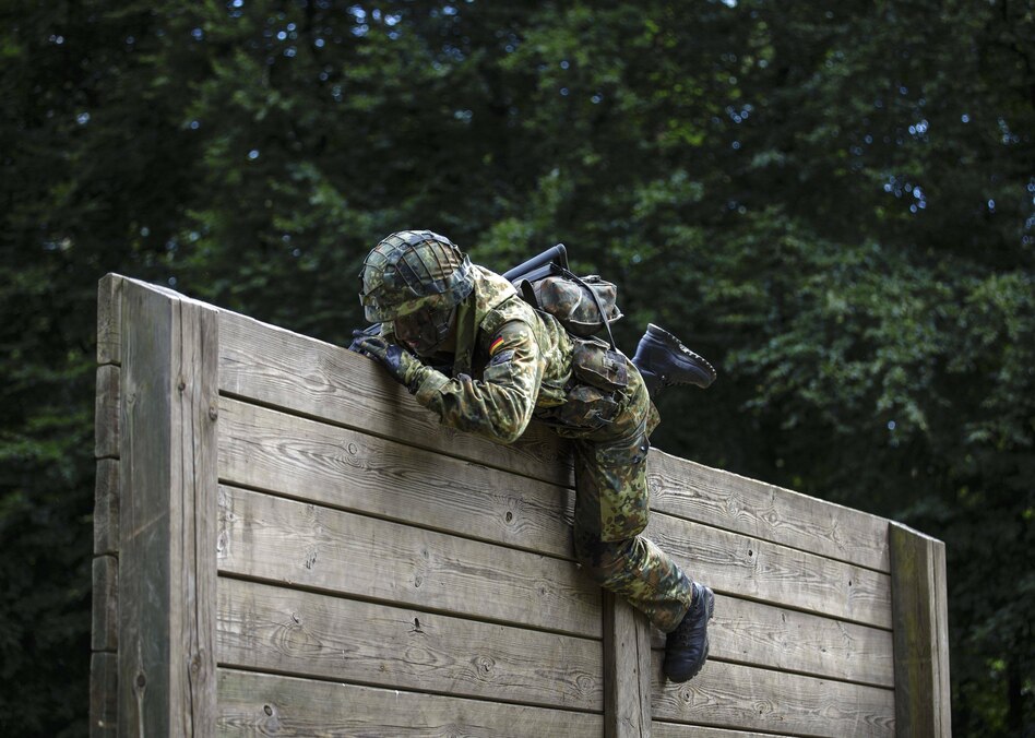 Männer müssen sich bei Militär melden: Einfach Eier schaukeln im Ausland ist nicht