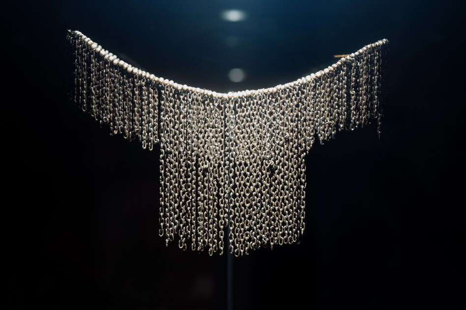 Ausstellung „Celebrating Womanhood“: Die Perlen, der Hüftschmuck, das Messer