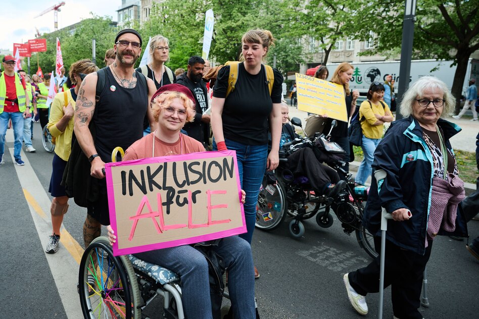 Demonstrierende fordern mehr Inklusion: „Wir sind laut, weil man uns Barrieren baut“