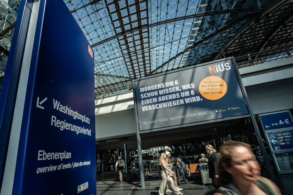 Nius-Werbung in der Berliner U-Bahn: Auf dem falschen Gleis