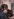 Ein Hund vor einer Person mit Narbe