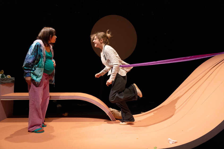Theater Lübeck verhandelt Kinderwunsch: Das Drama geliehener Mutterschaft