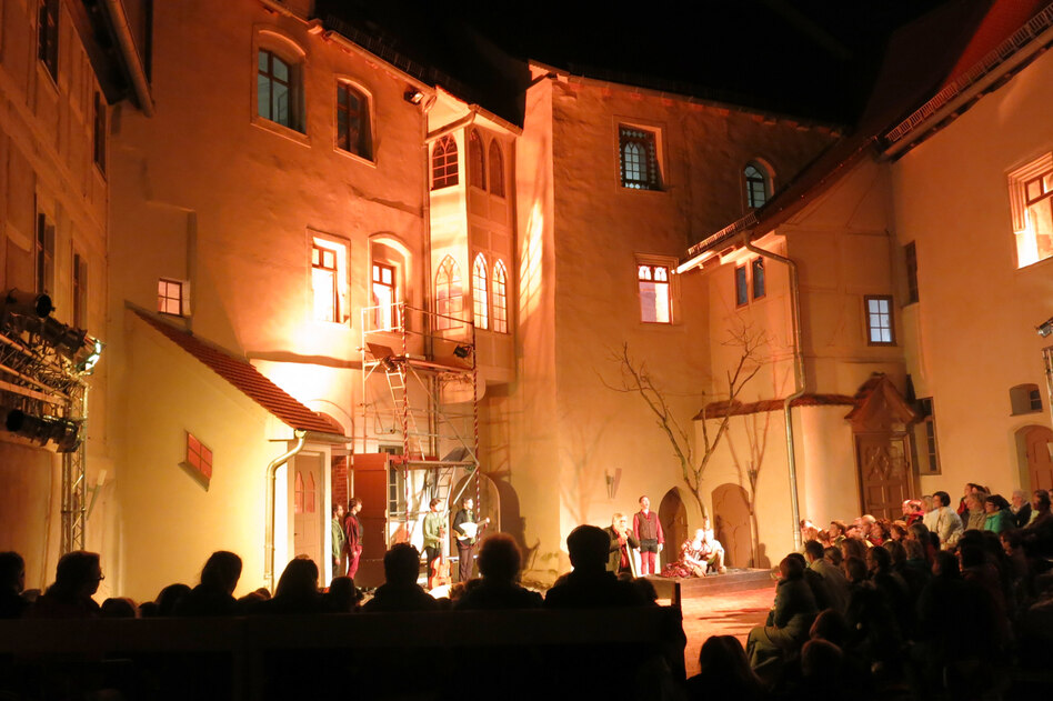 Beim Burgtheatersommer Roßlau: Theaterabend mit Bier und Bockwurst