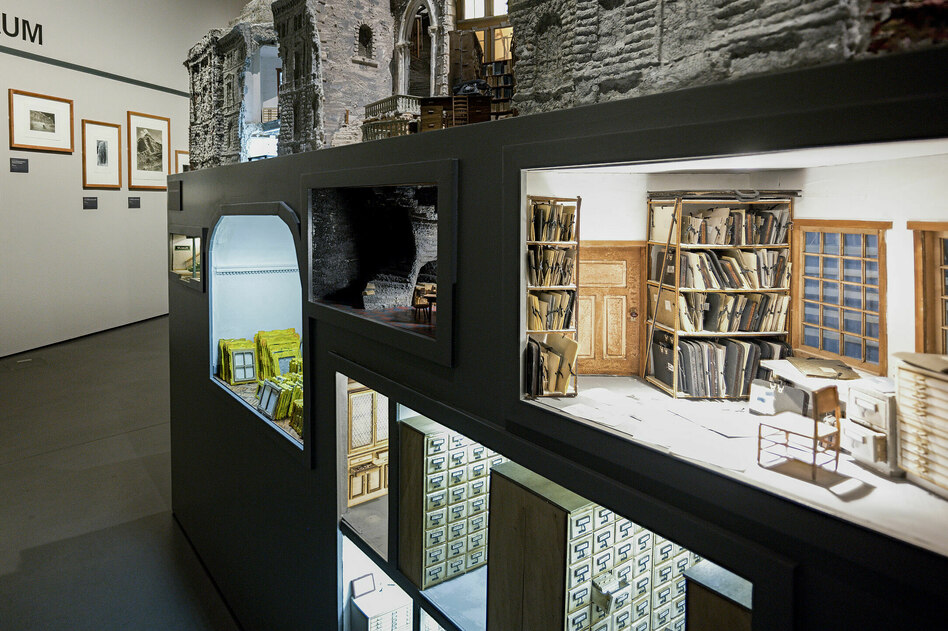 Die Wunderkammer von Lothar Osterburg: Vom Bildrand kuckt das Mädchen mit dem Weinglas