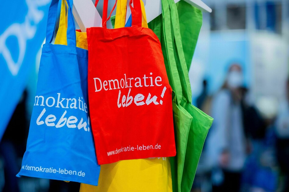 Kürzung bei Demokratieprojekten: Bund streicht Förderung für Antirassismus-Zentrum
