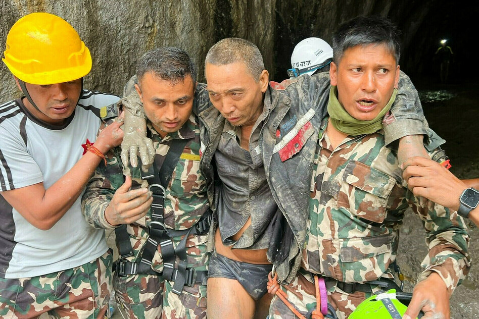 Nach Sturzflut im Himalaya: Retter bergen in Nepal zwei weitere Überlebende
