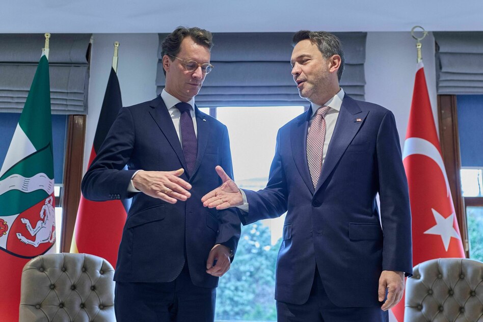 Türkeibesuch von Hendrik Wüst: Visa für Geschäftsleute, Schulterklopfen für Opposition